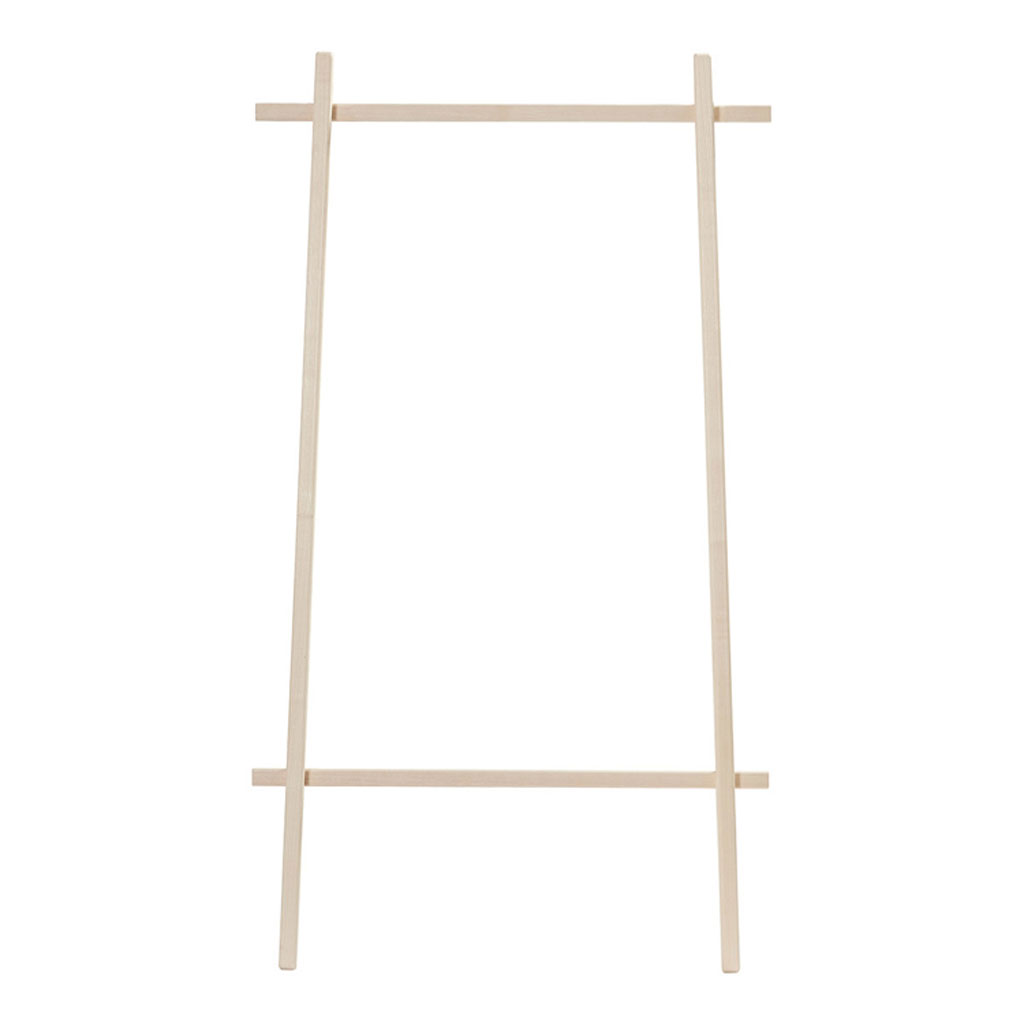 Andersen Furniture - Clothes Rack - schlanke Anlehngarderobe aus Holz