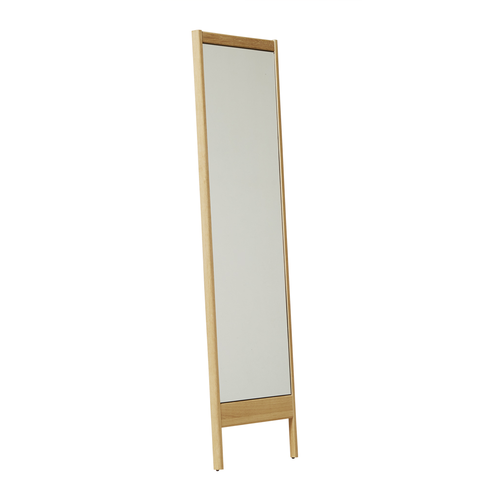 Form und Refine - A Line Mirror - grosser Standspiegel aus Eichenholz