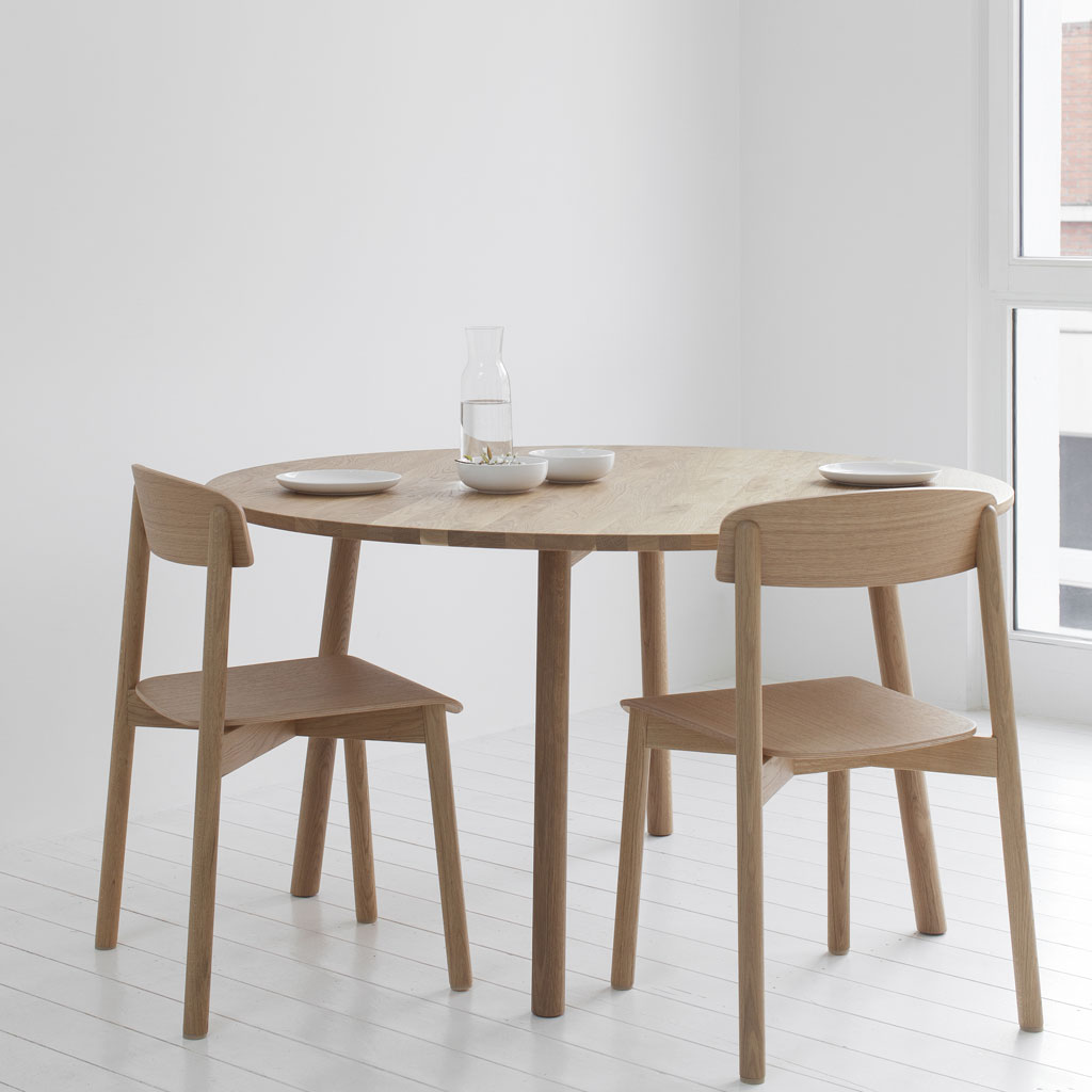 Sattmann - Profile Table Round - runder Tisch aus Holz in Esche-Eiche