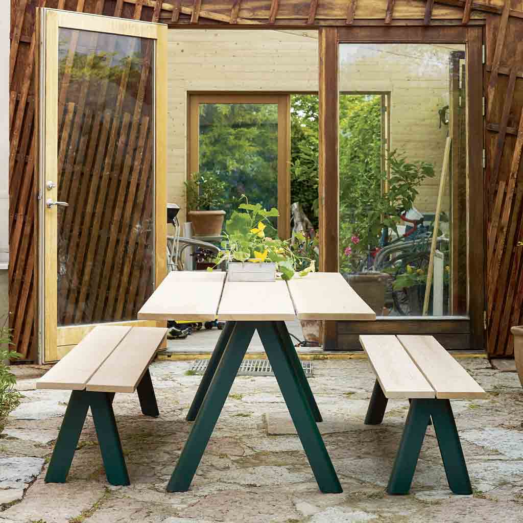 Skagerak - Overlap -  Gartenset mit Tisch und Bänken aus Holz und Stahl